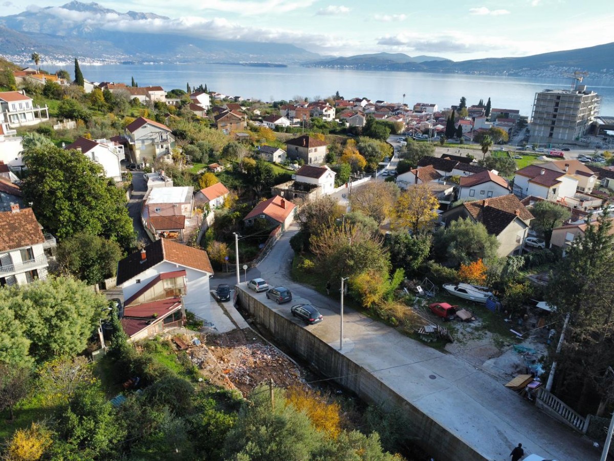 Prodaje se građevinski plac u Baošićima, Herceg Novi.